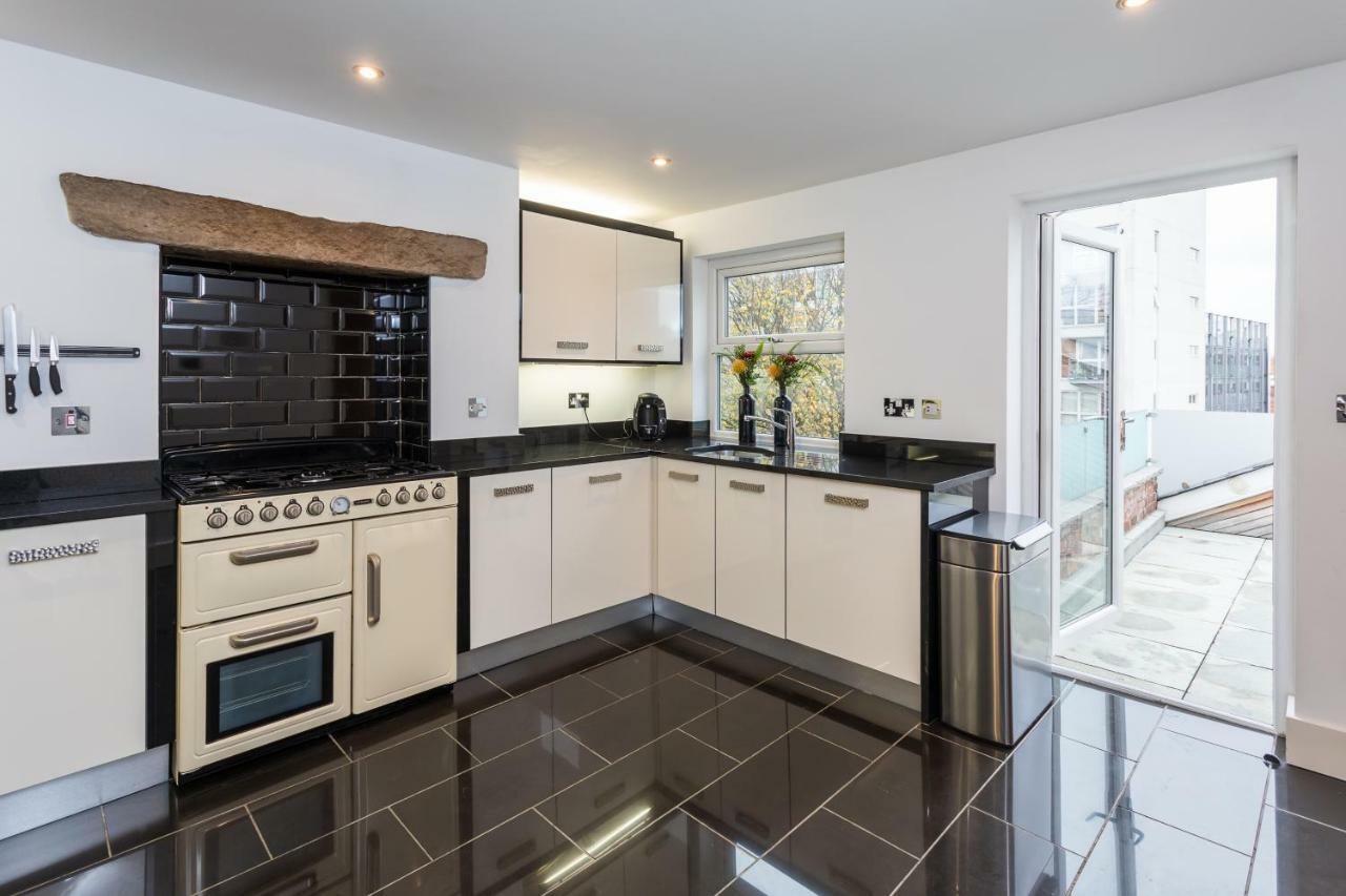 The Penthouse, Opposite Sale Metrolink, Includes Free Parking Apartment Exterior photo